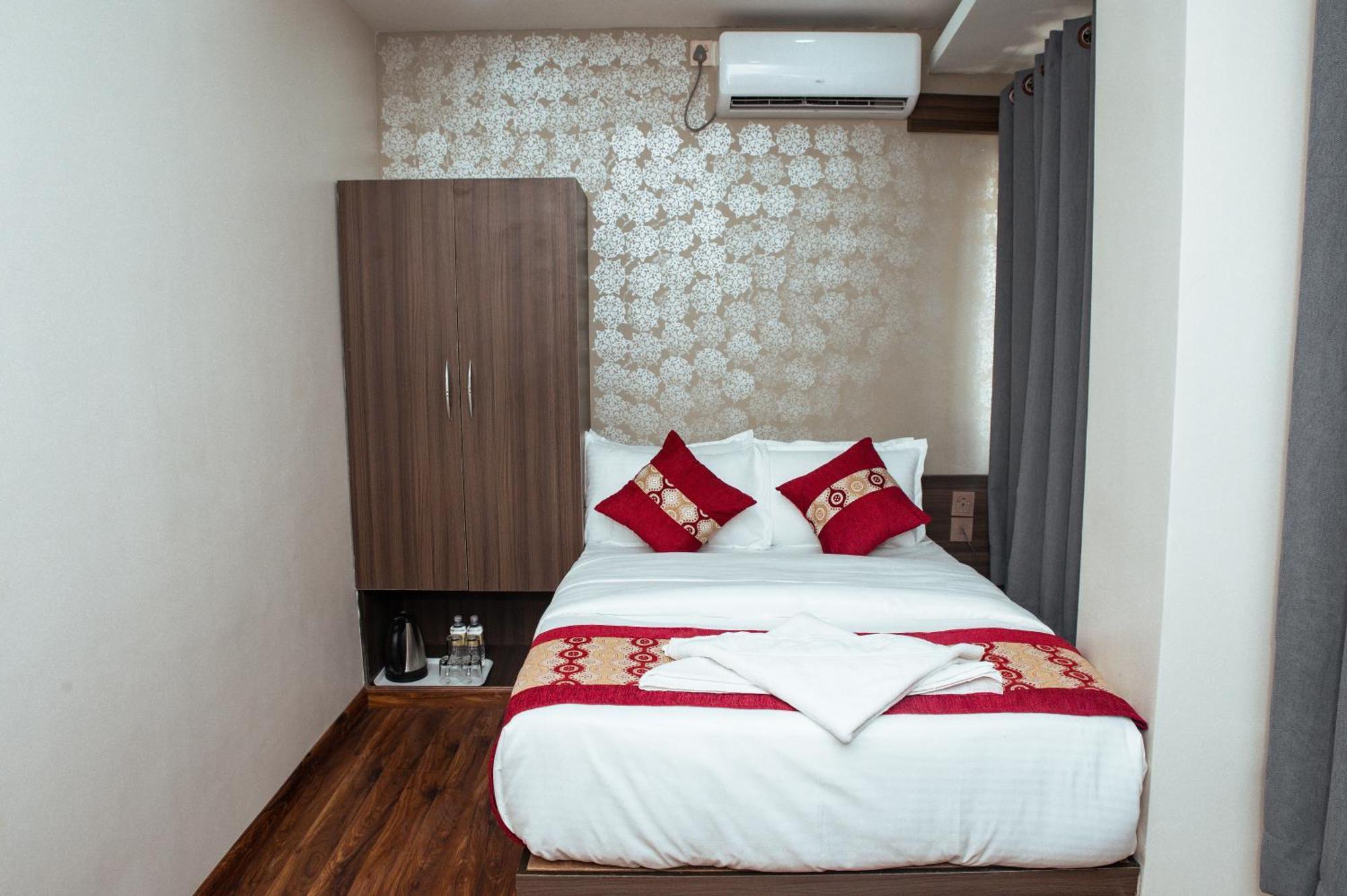 Kusum Airport Hotel กาฐมาณฑุ ภายนอก รูปภาพ